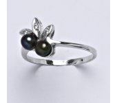Prsten z bílého zlata, přírodní říční perla černá, syntetický zirkon, váha 2,21 g, vel.57 
